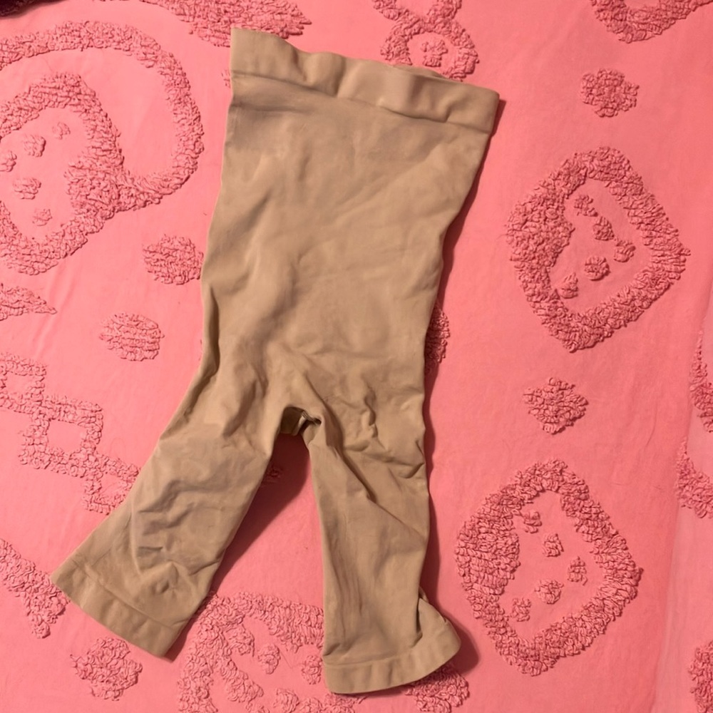 SKIMS Neutral Shapewear Shorts xs